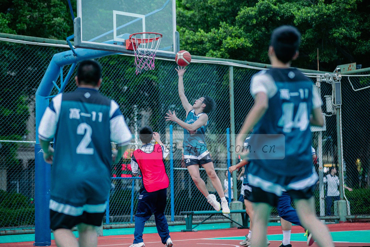 暖纸信封、栏目索引卡片与筹码的桌面俯拍局部